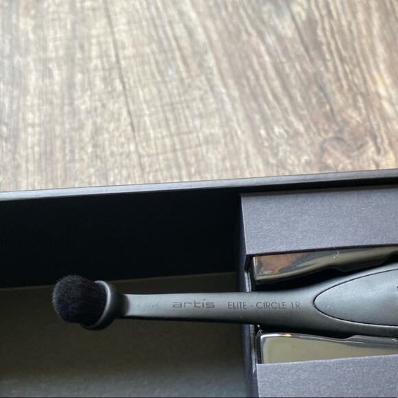 Artis elite collection circle 1R brush in black finish and Artis cleaning pad - Picture 4 of 7
